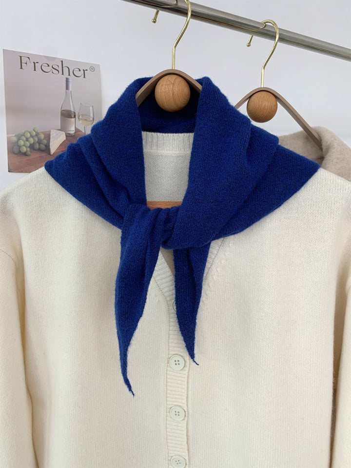 Triangular knit scarf with wool content