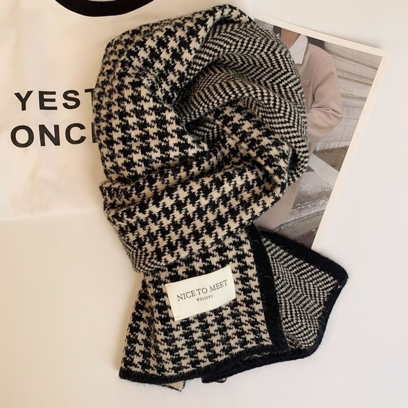 Knitted scarf with houndstooth pattern