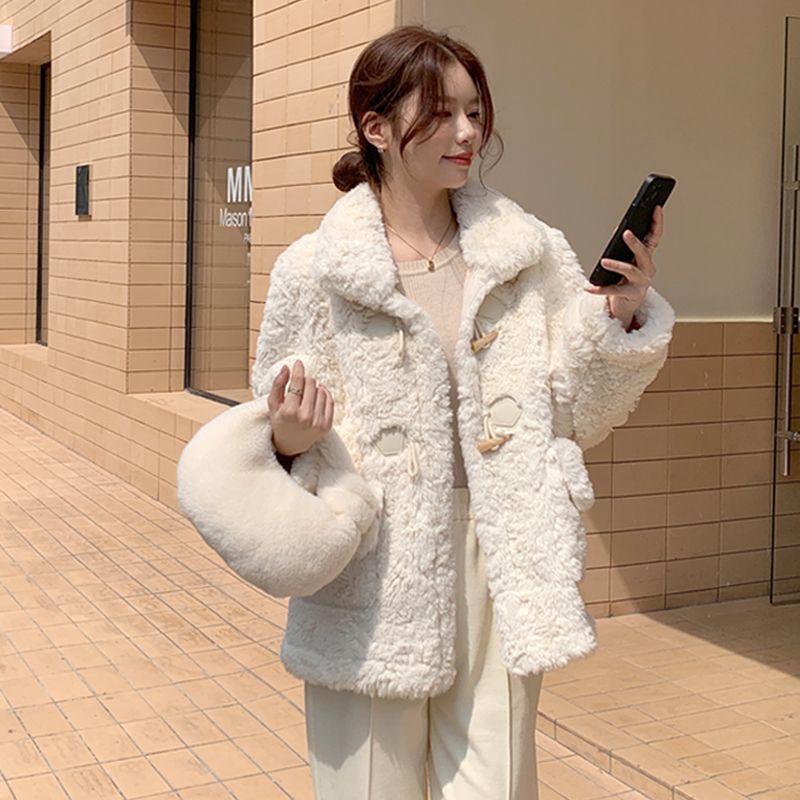 Women's winter coat with toggle closure and lambskin look