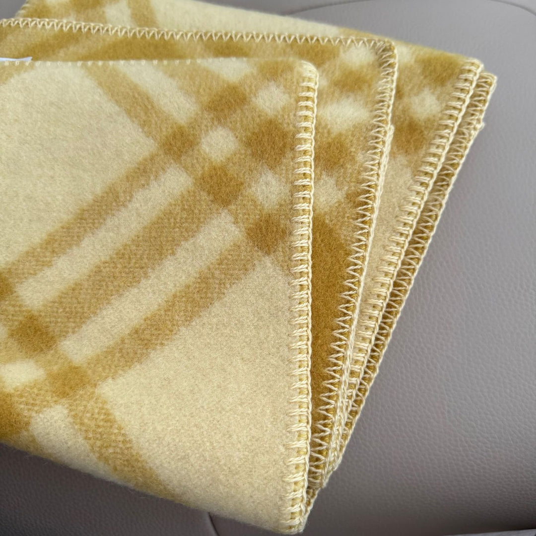 Wool scarf with geometric pattern