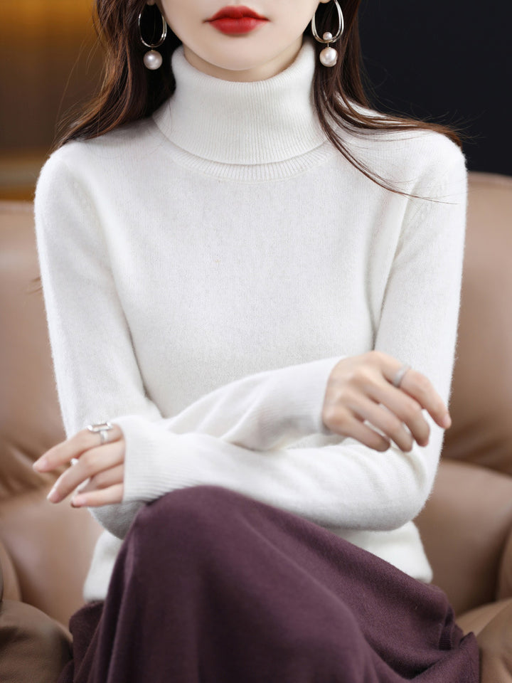 Women's turtleneck sweater made of pure wool, loosely cut