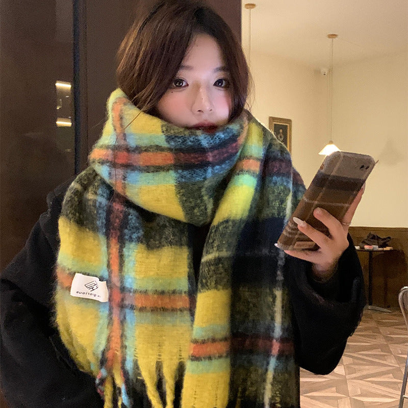 Warmer winter scarf with check pattern
