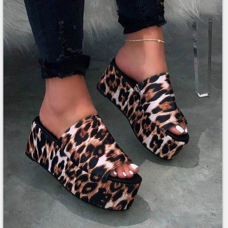 Women's platform mule with leopard print, open toe area and padded comfort insole Mune Fashion