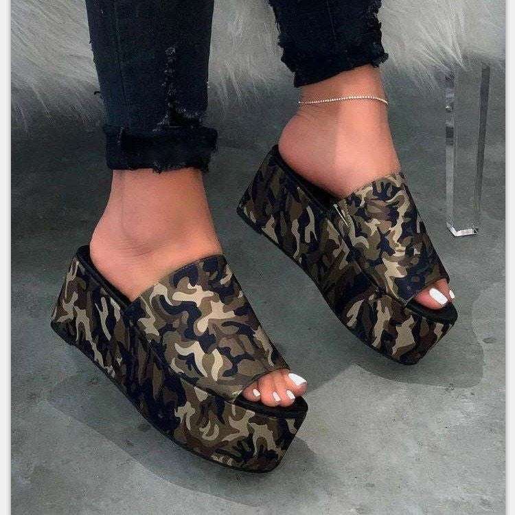 Women's platform mule with leopard print, open toe area and padded comfort insole Mune Fashion