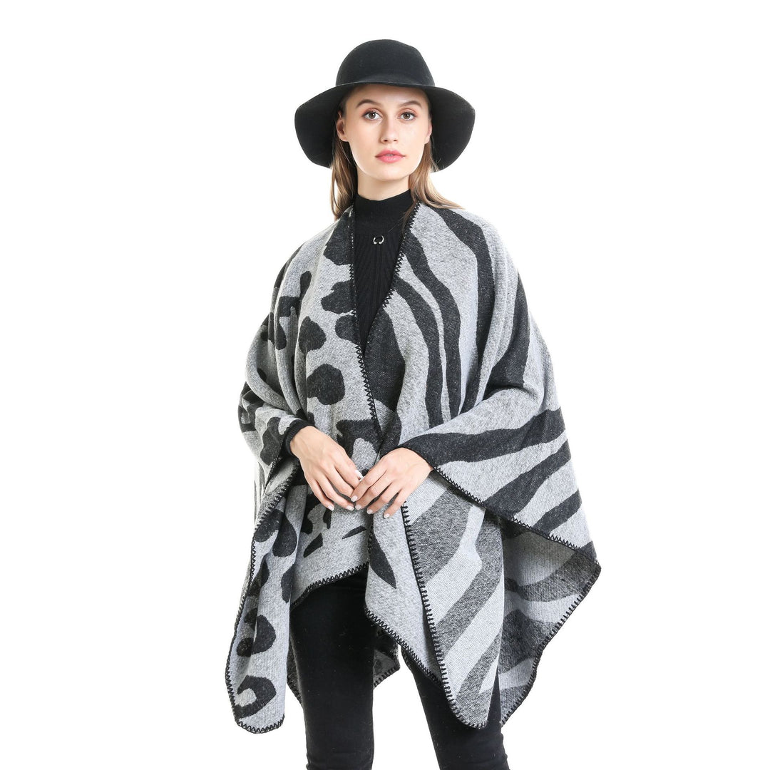 Women's Oversized Poncho in Revers Style with Animal Jacquard made of Wool Blend Mune Fashion