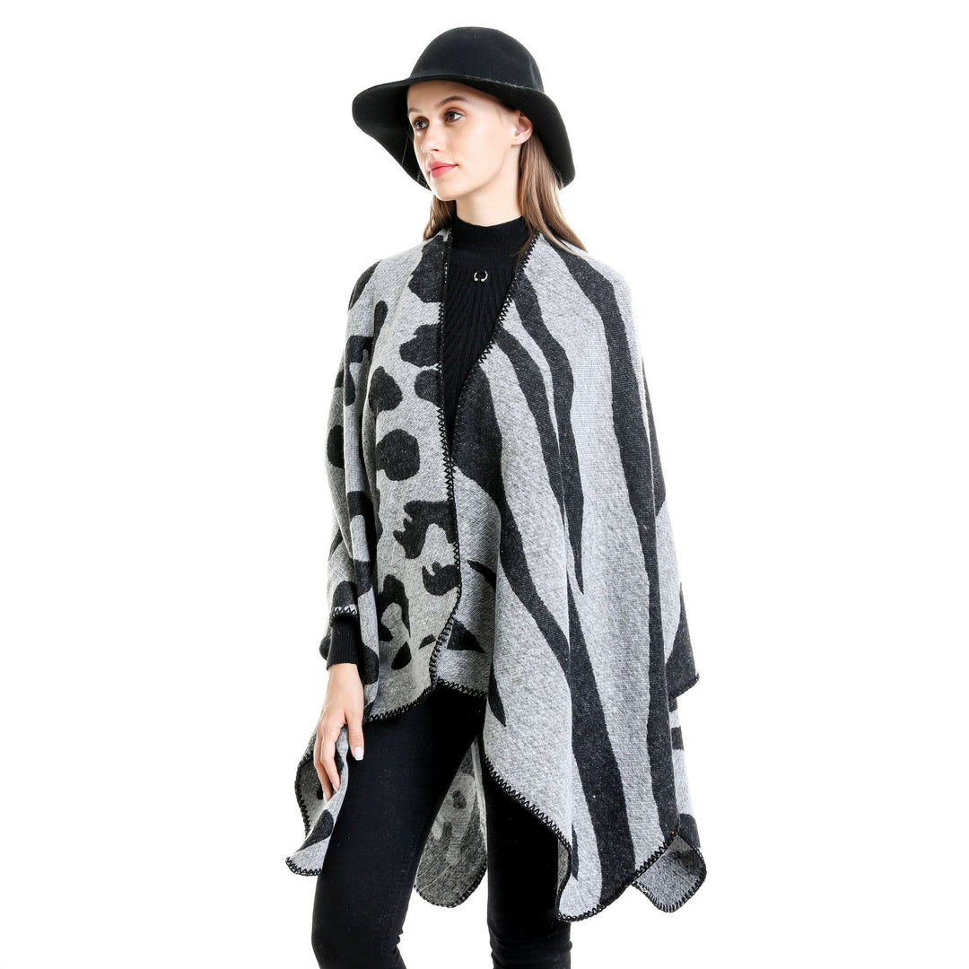 Women's Oversized Poncho in Revers Style with Animal Jacquard made of Wool Blend Mune Fashion