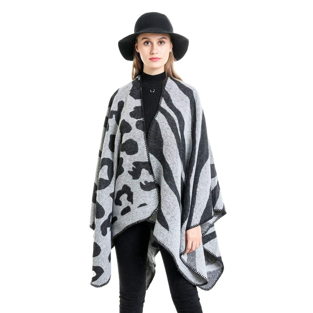 Women's Oversized Poncho in Revers Style with Animal Jacquard made of Wool Blend Mune Fashion