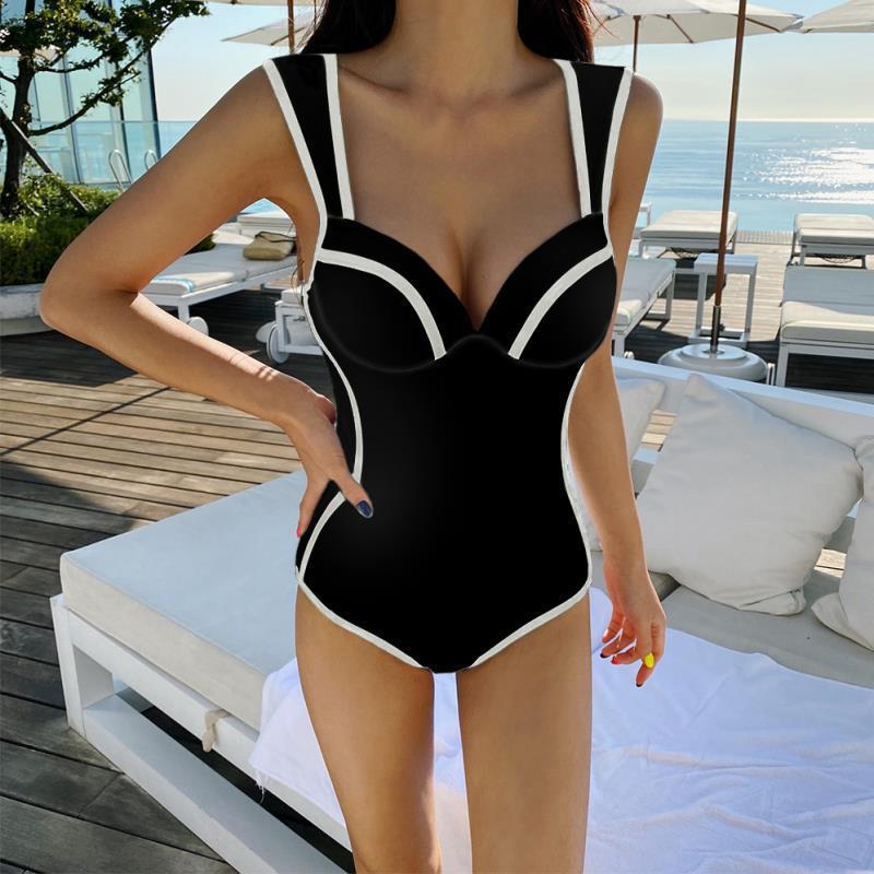 Women's Sporty One-Piece Swimsuit with Elegant Detail Mune Fashion