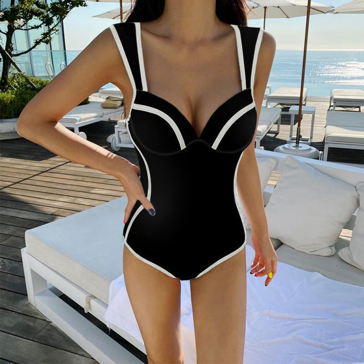 Women's Sporty One-Piece Swimsuit with Elegant Detail Mune Fashion