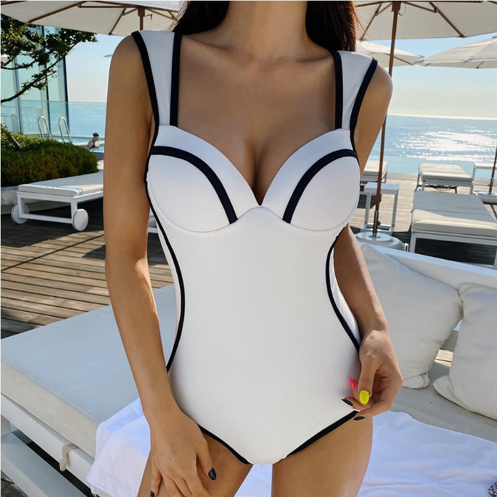 Women's Sporty One-Piece Swimsuit with Elegant Detail Mune Fashion