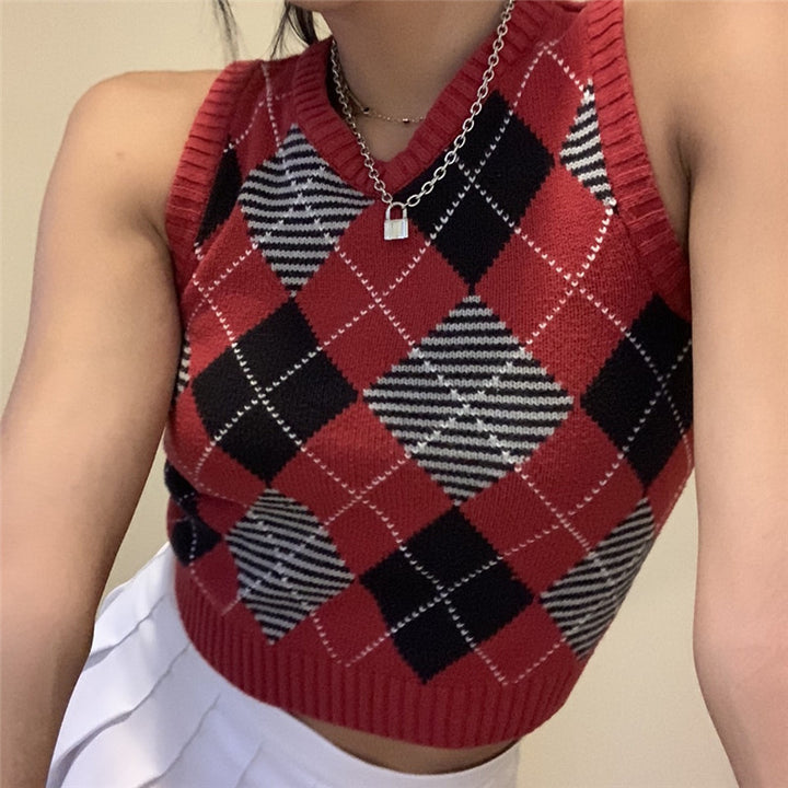 Women's sleeveless short knitted vest with diamond pattern and V-neck Mune Fashion