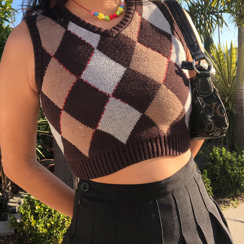 Women's sleeveless short knitted vest with diamond pattern and V-neck Mune Fashion