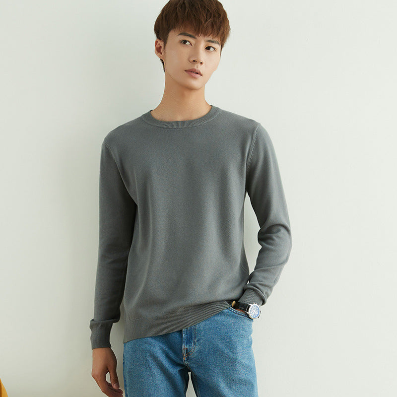 Men's fine round neck sweater made of lightweight fine knit with narrow cuffs