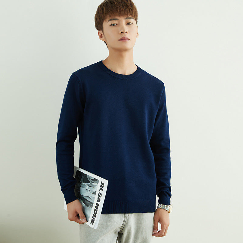 Men's fine round neck sweater made of lightweight fine knit with narrow cuffs