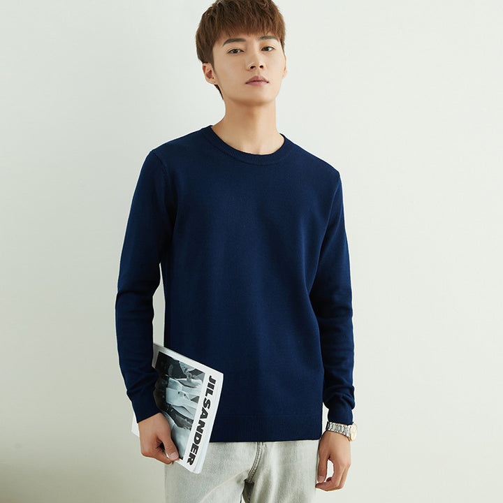 Men's fine round neck sweater made of lightweight fine knit with narrow cuffs