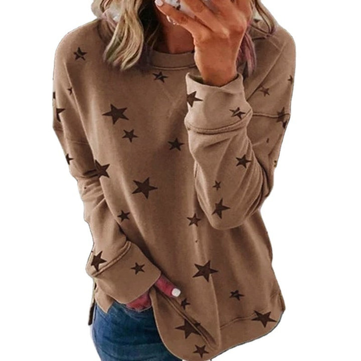 Ladies oversized star print sweatshirt with round neck, extended back and side slits Mune Fashion