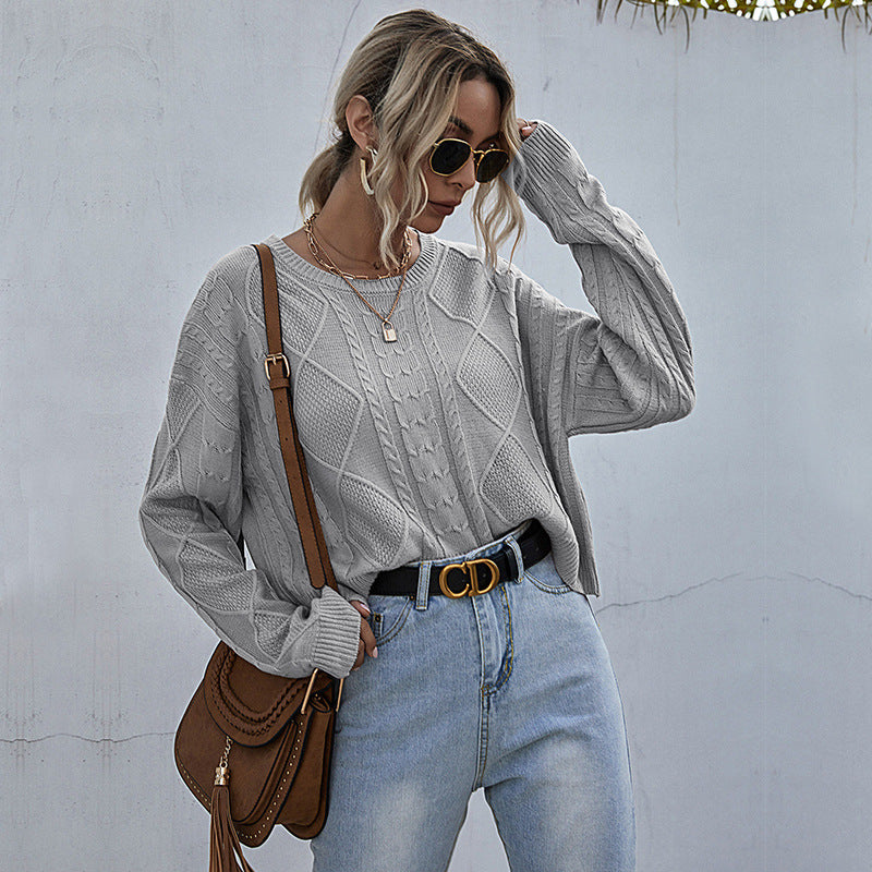 Women's Oversized Knitted Sweater with Cable Pattern and Round Neck