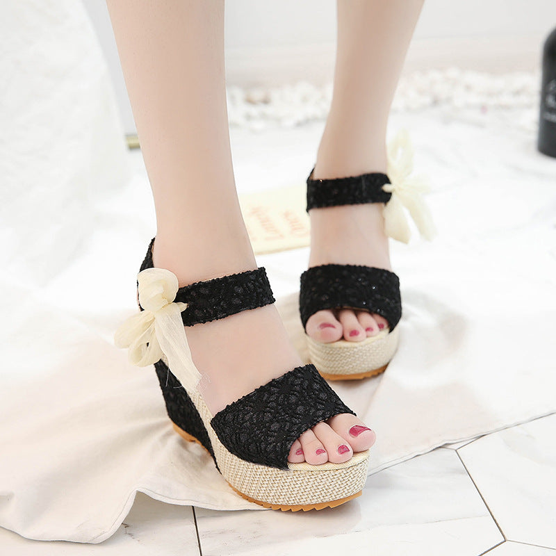 Ladies' romantic lace wedge sandals with jute platform and decorative bow Mune Fashion
