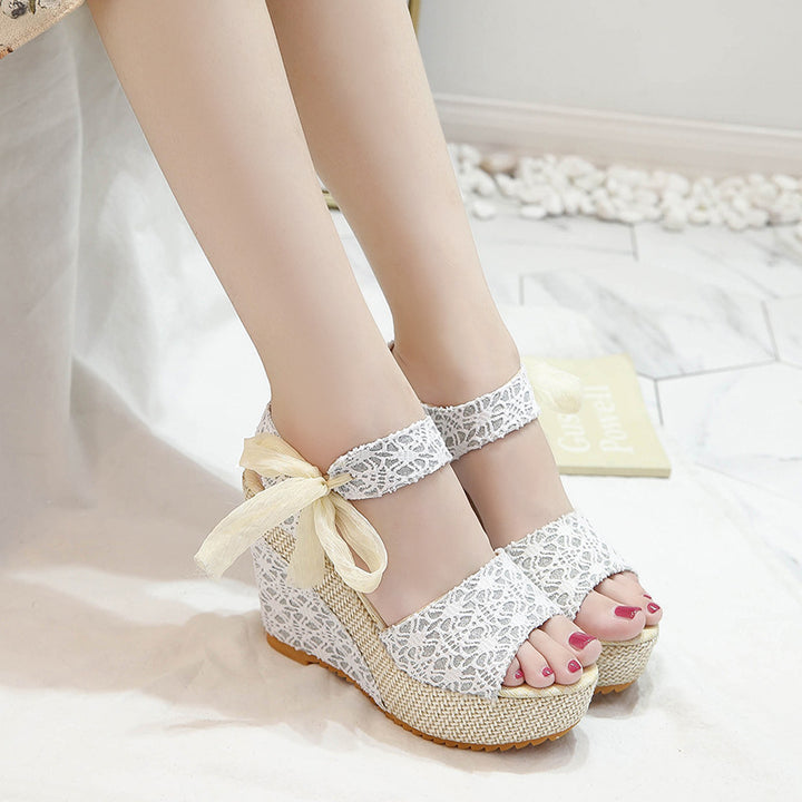 Ladies' romantic lace wedge sandals with jute platform and decorative bow Mune Fashion