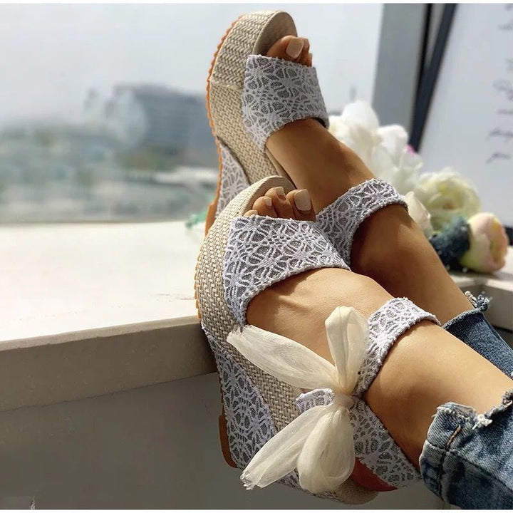 Ladies' romantic lace wedge sandals with jute platform and decorative bow Mune Fashion