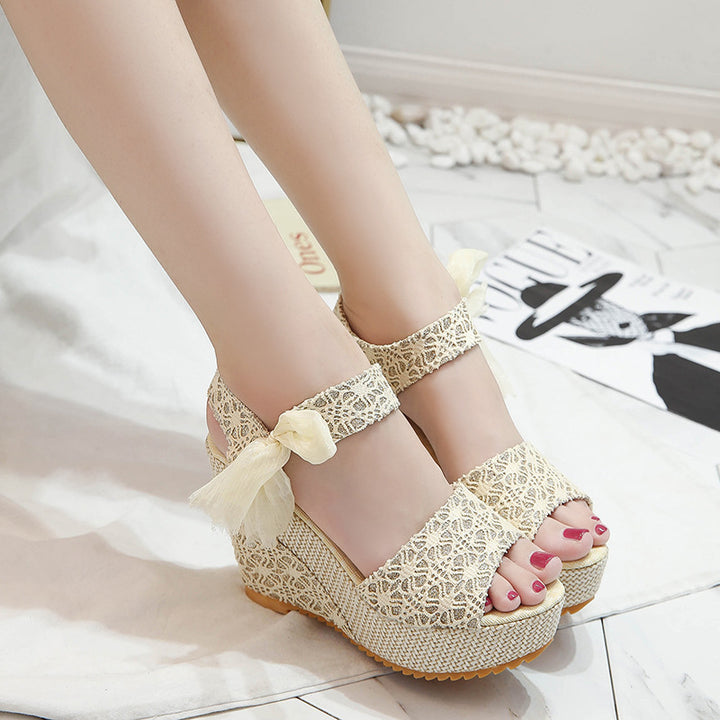 Ladies' romantic lace wedge sandals with jute platform and decorative bow Mune Fashion