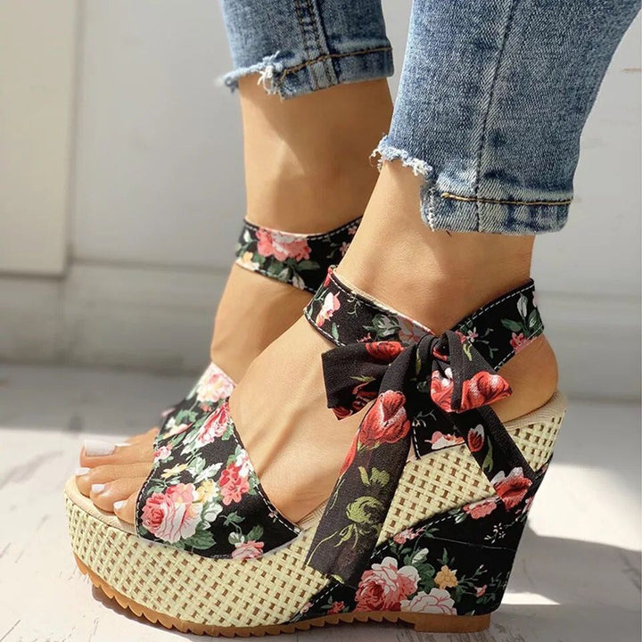 Ladies' romantic lace wedge sandals with jute platform and decorative bow Mune Fashion