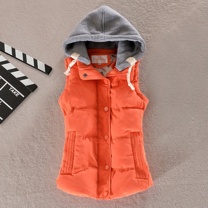 Women's fitted quilted sleeveless thermal vest with contrasting hood Mune Fashion