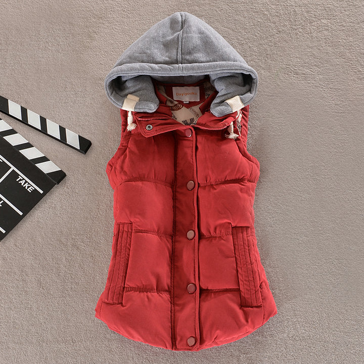 Women's fitted quilted sleeveless thermal vest with contrasting hood Mune Fashion