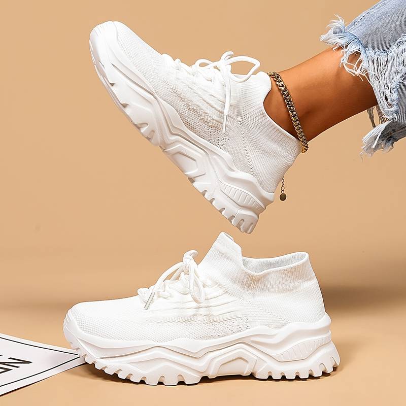 Orthopedic shoes with additional support for the feet