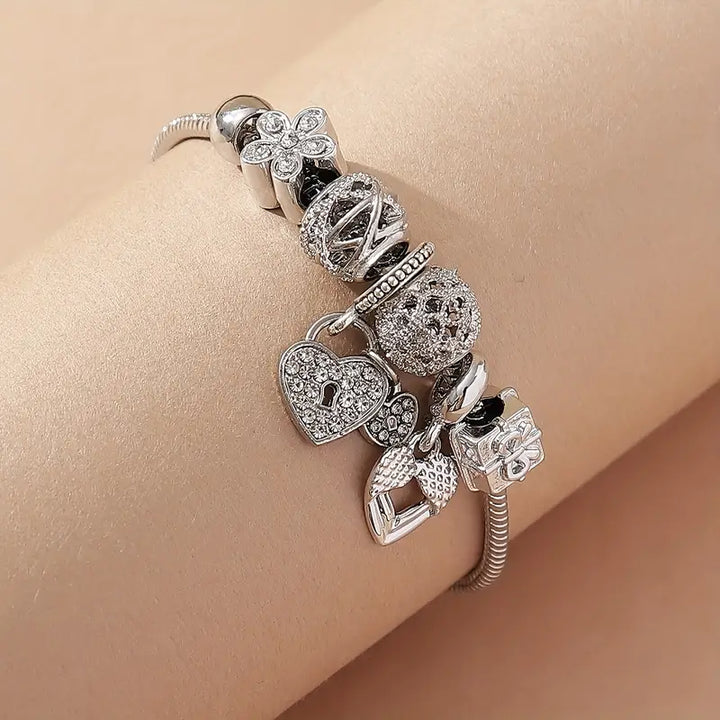 Mune Fashion Stylish bracelet with rhinestones and flowers