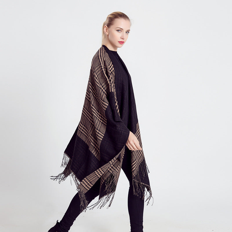 Women's Ruana Poncho made of wool blend with boxy kimono cut and fringe hem Mune Fashion