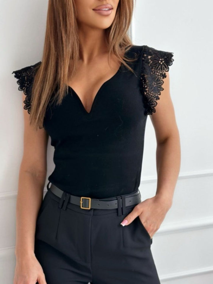 Mune Fashion - T-shirt with lace and heart neckline and cap sleeves