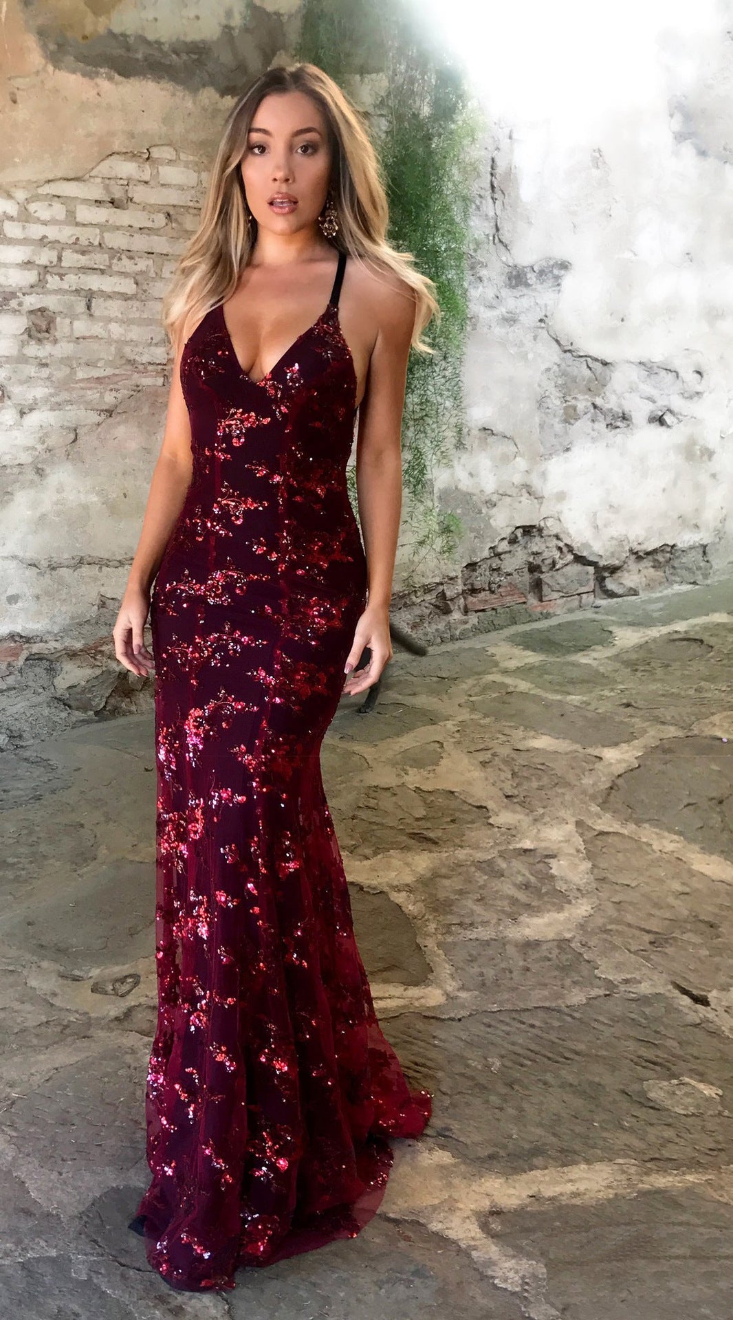 Glamorous Women's Evening Dress with Filigree Sequin Decoration and Elegant Back Cut for Evening Events | Mune Fashion