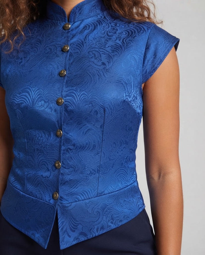 Ladies elegant vest with elaborate design and fine details Mune Fashion