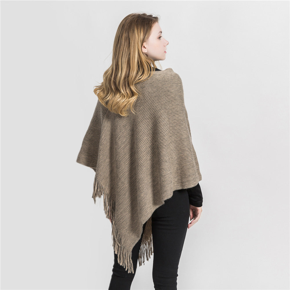 Women's fringe ruana made of wool blend with diagonal ribbed structure Mune Fashion