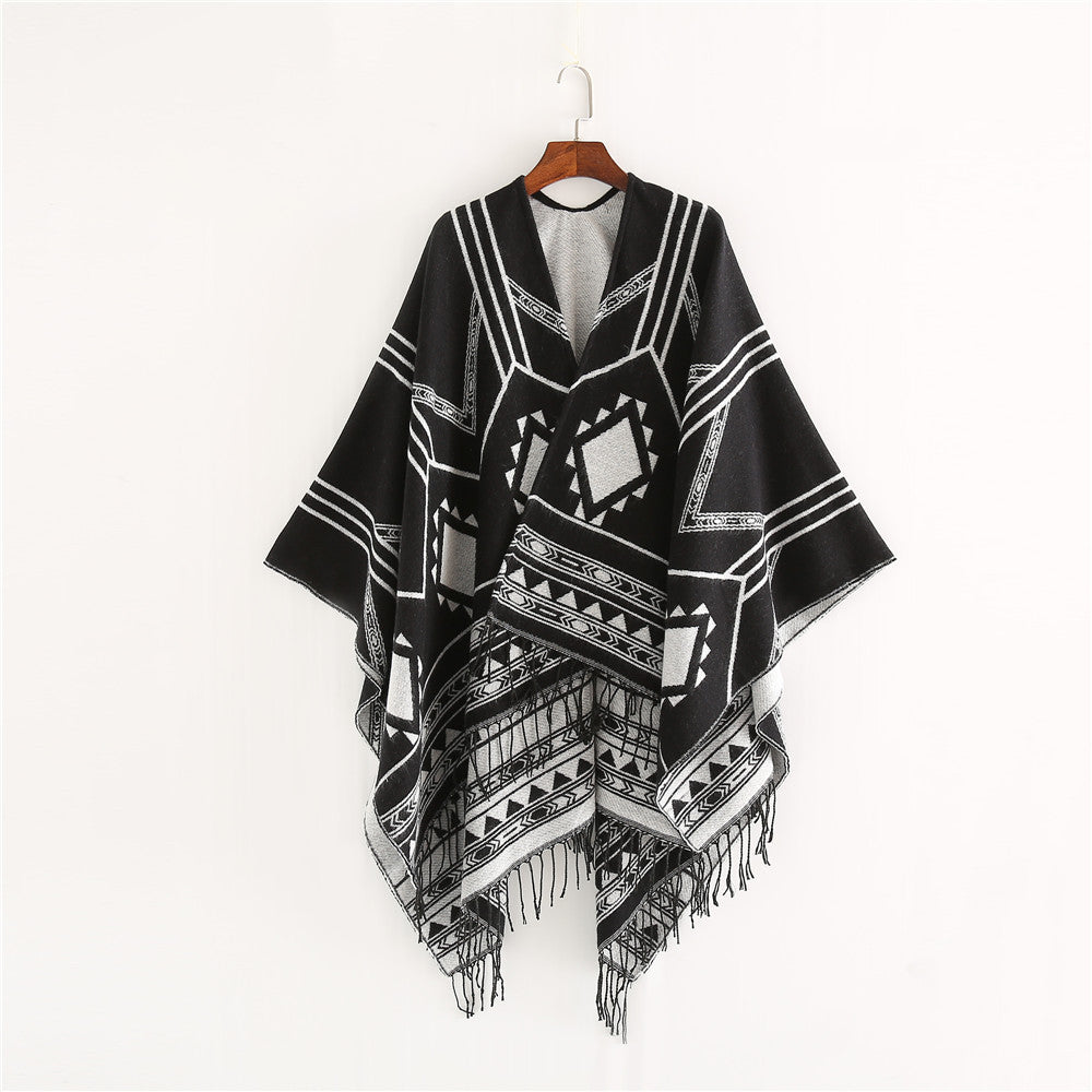 Unisex Ethno-Poncho made of soft knit with fringes and geometric pattern Mune Fashion