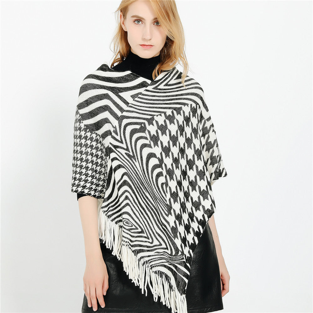 Women's fringe poncho in oversized with graphic jacquard and asymmetrical pointed hem Mune Fashion