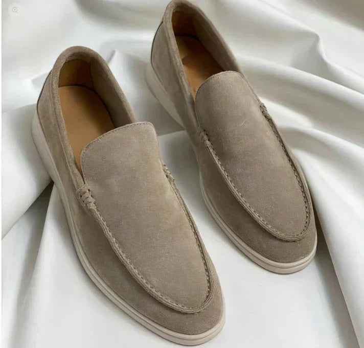 Men's loafer with closed design and flat sole