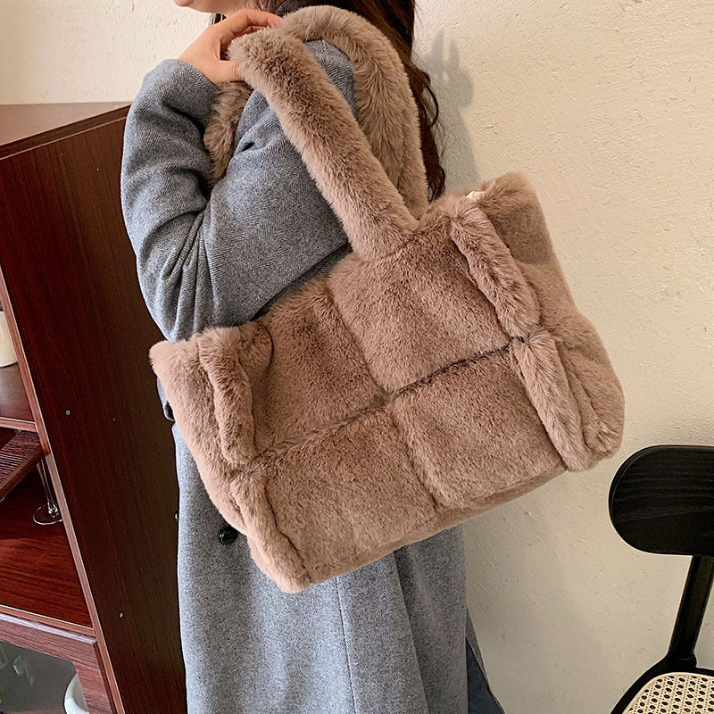 Mune | Dante Pipa Plush Handbag A comfortable and wintery handbag for women
