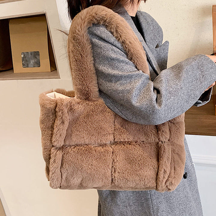 Mune | Dante Pipa Plush Handbag A comfortable and wintery handbag for women