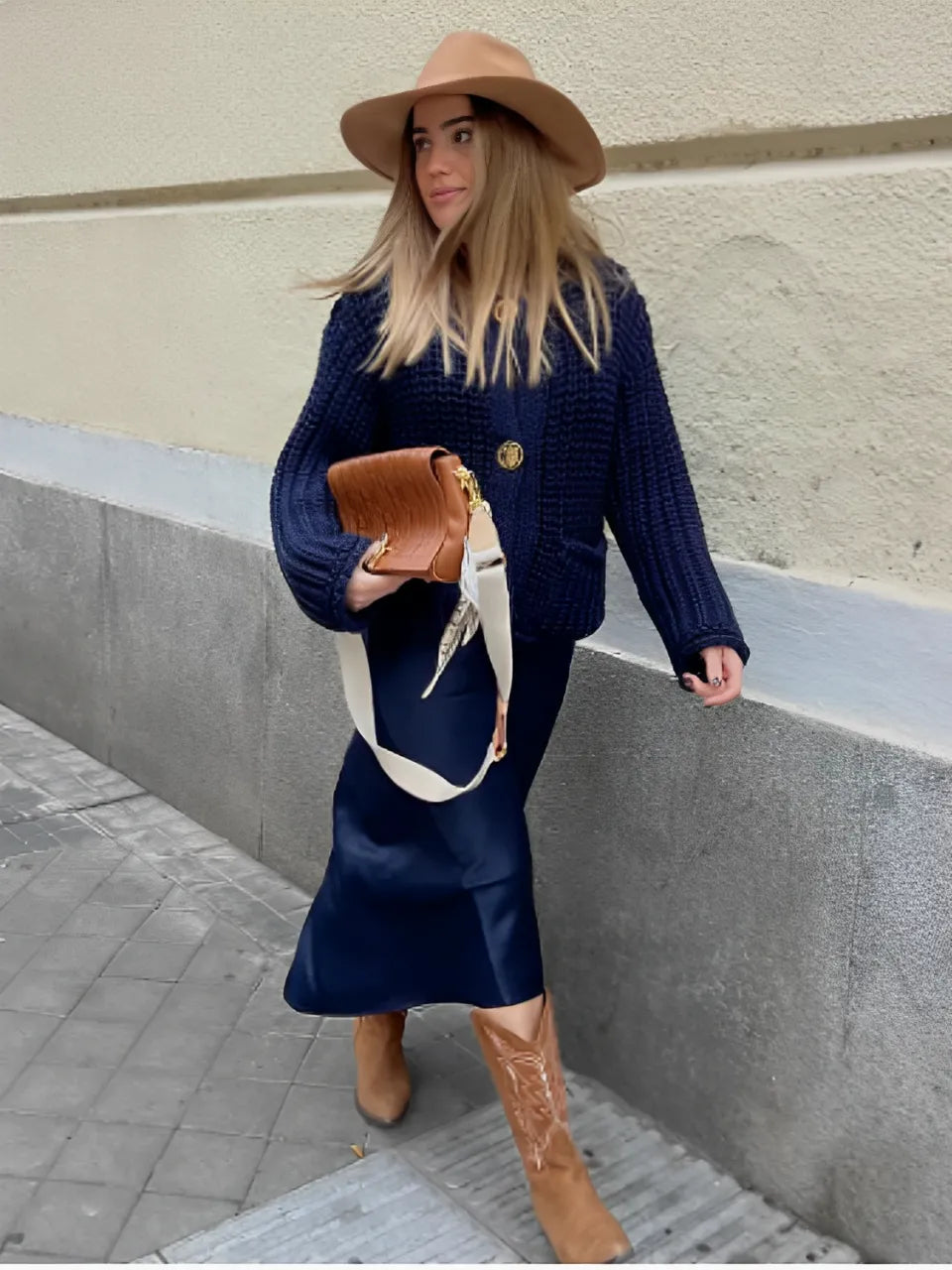 Mune | Women's knit cardigan with gold buttons and front pockets in a light design