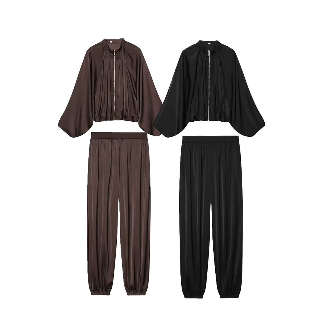 Women's cape jacket with central zipper, wide cape cut and voluminous bat sleeves Mune Fashion