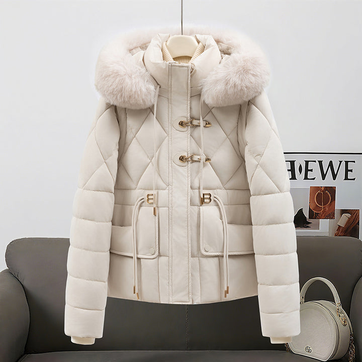 Women's short quilted hooded jacket with voluminous faux fur trim, drawstring waist, and flap pockets Mune Fashion