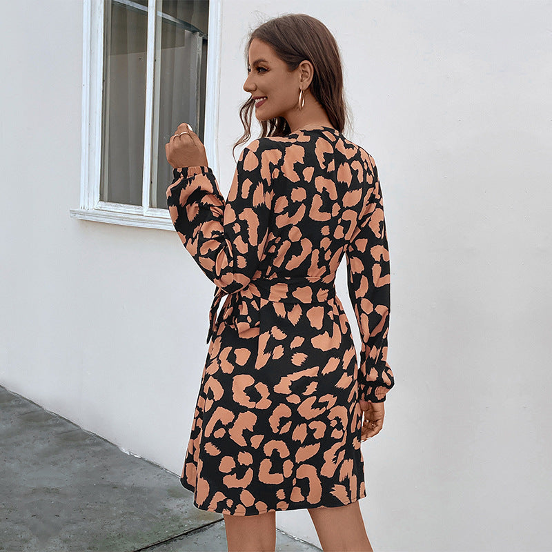 Women's wrap dress with fitted knot, V-neck, balloon sleeves and animal print Mune Fashion