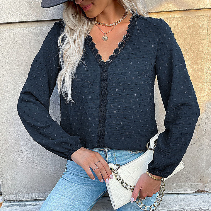 Women's structured blouse with V-neck, lace trim and polka dot texture Mune Fashion