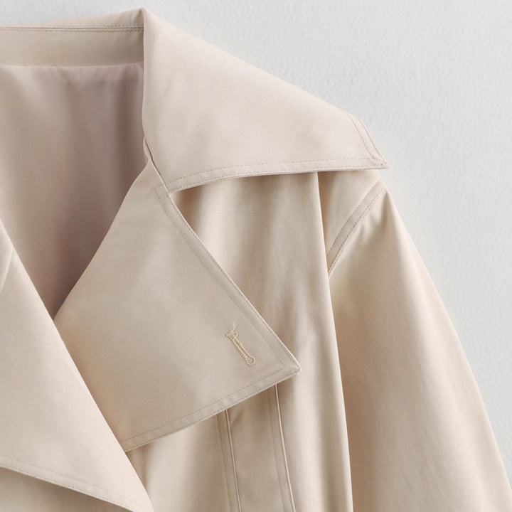 Women Short Cropped Trench Coat with Wide Shawl Collar, Waist Belt to Tie and Decorative Cuffs Mune Fashion