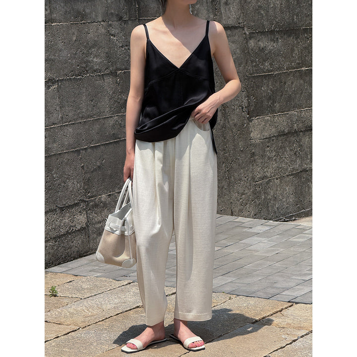Women's elegantly tailored blouse with elastic cuffs