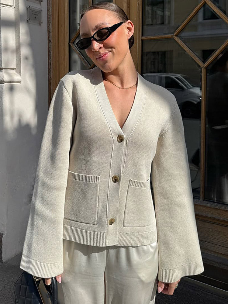 Women's fine knit cardigan with wide sleeves, V-neck and patch pockets Mune Fashion