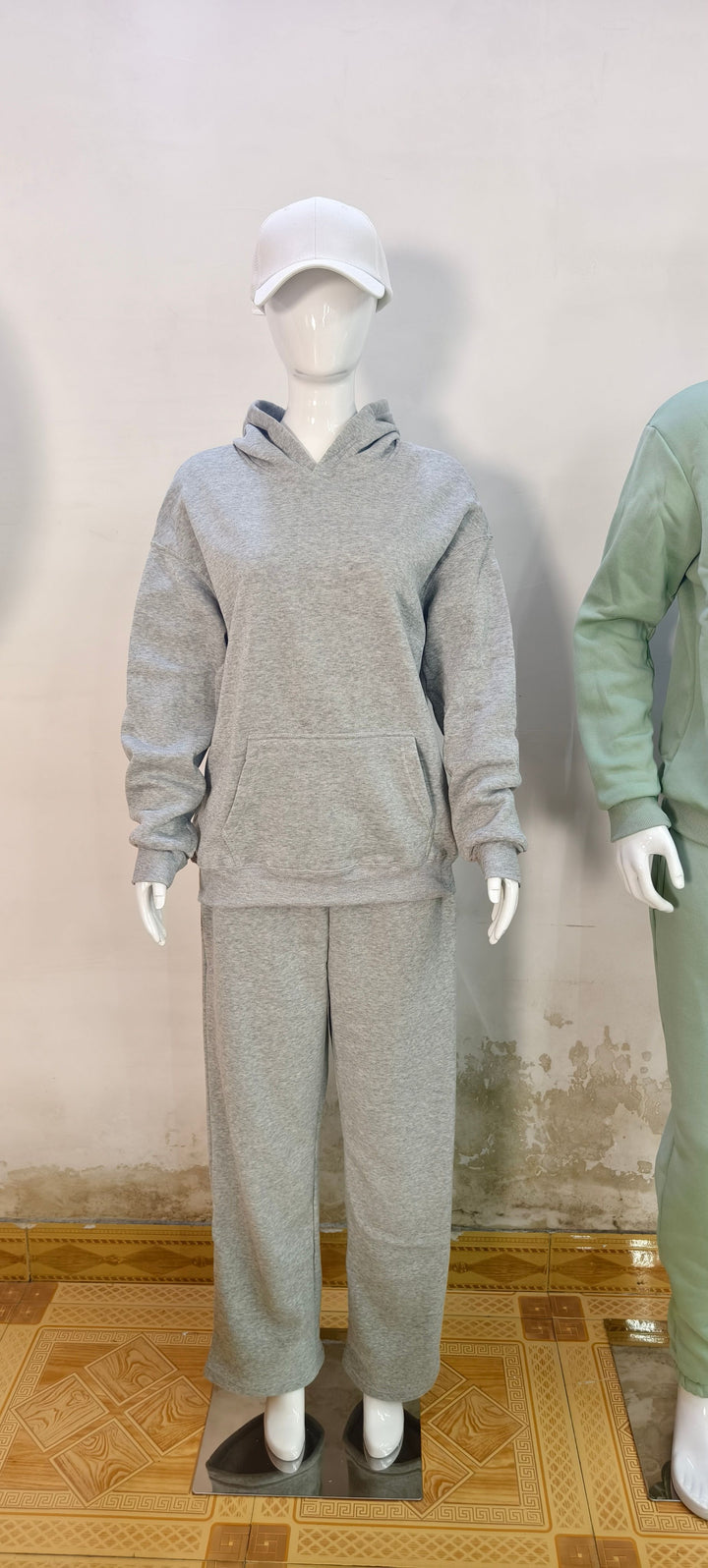 Women's two-piece leisure lounge set with hoodie, kangaroo pocket, and straight lounge pants made of soft cotton blend Mune Fashion