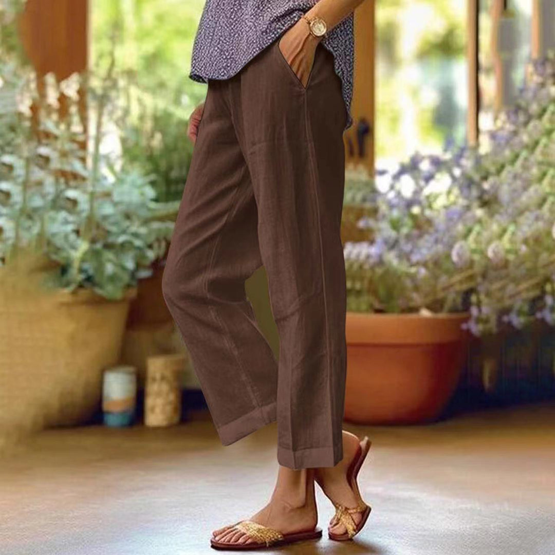 Ladies casual cropped trousers with straight leg, subtle crease and side pockets Mune Fashion